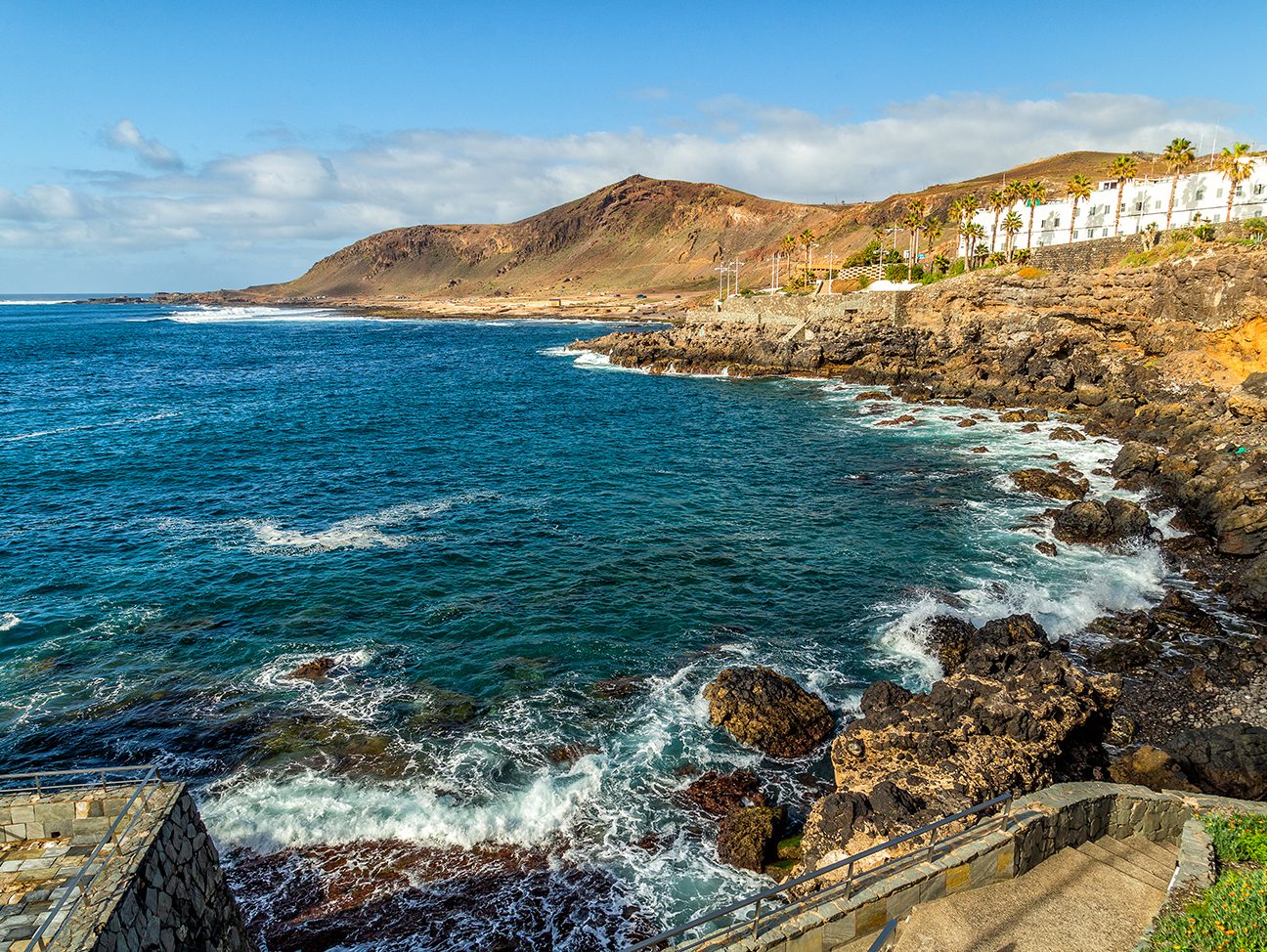 Playa de Penarronda, paseo infinito hacia el mar, surf de fondo